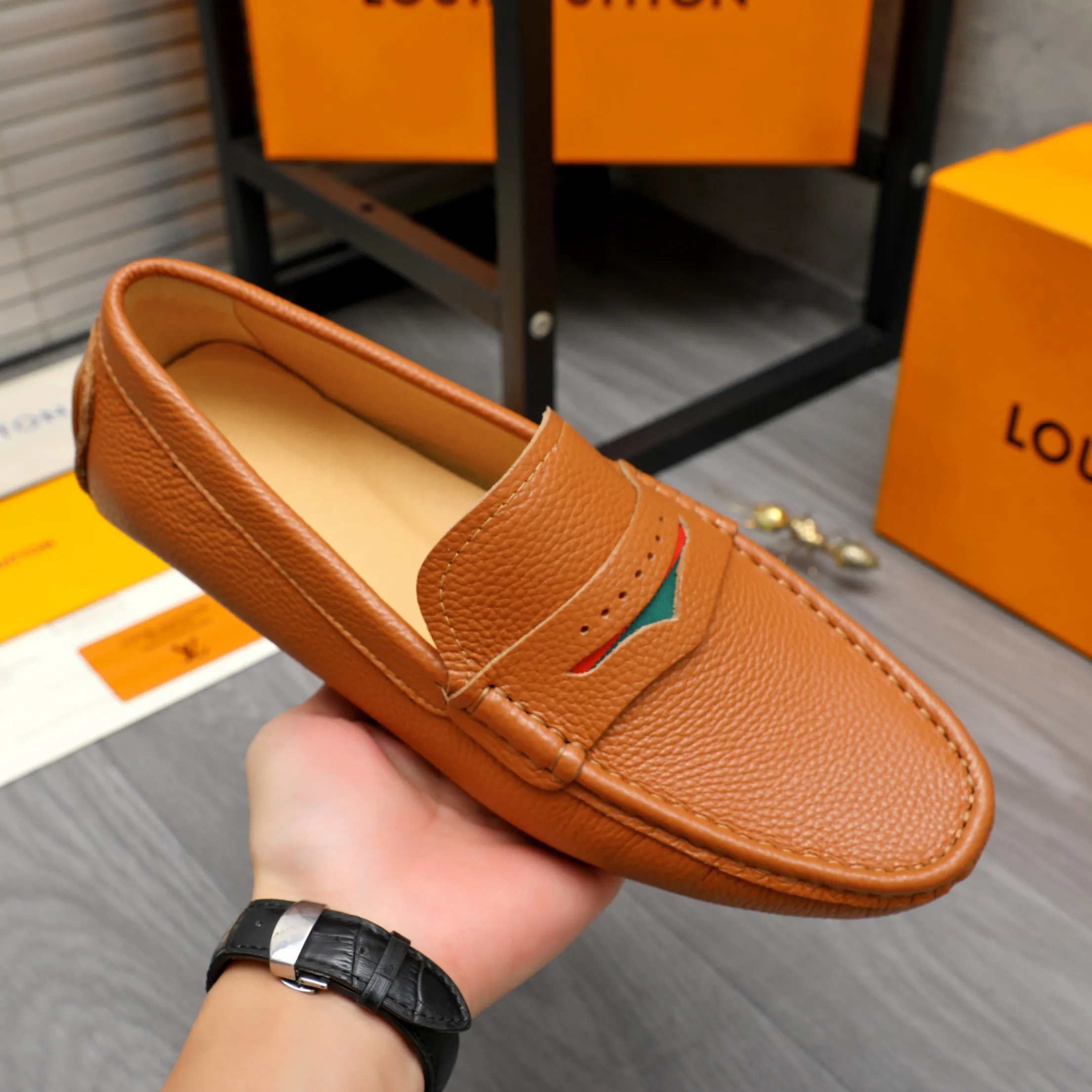 Men's shoes 💰360 Product trademark: LV "Louis Vuitton" casual slip-on men's shoes Regular size: 38-45 Product material: Selected pebbled cowhide upper, pigskin lining, rubber outsole